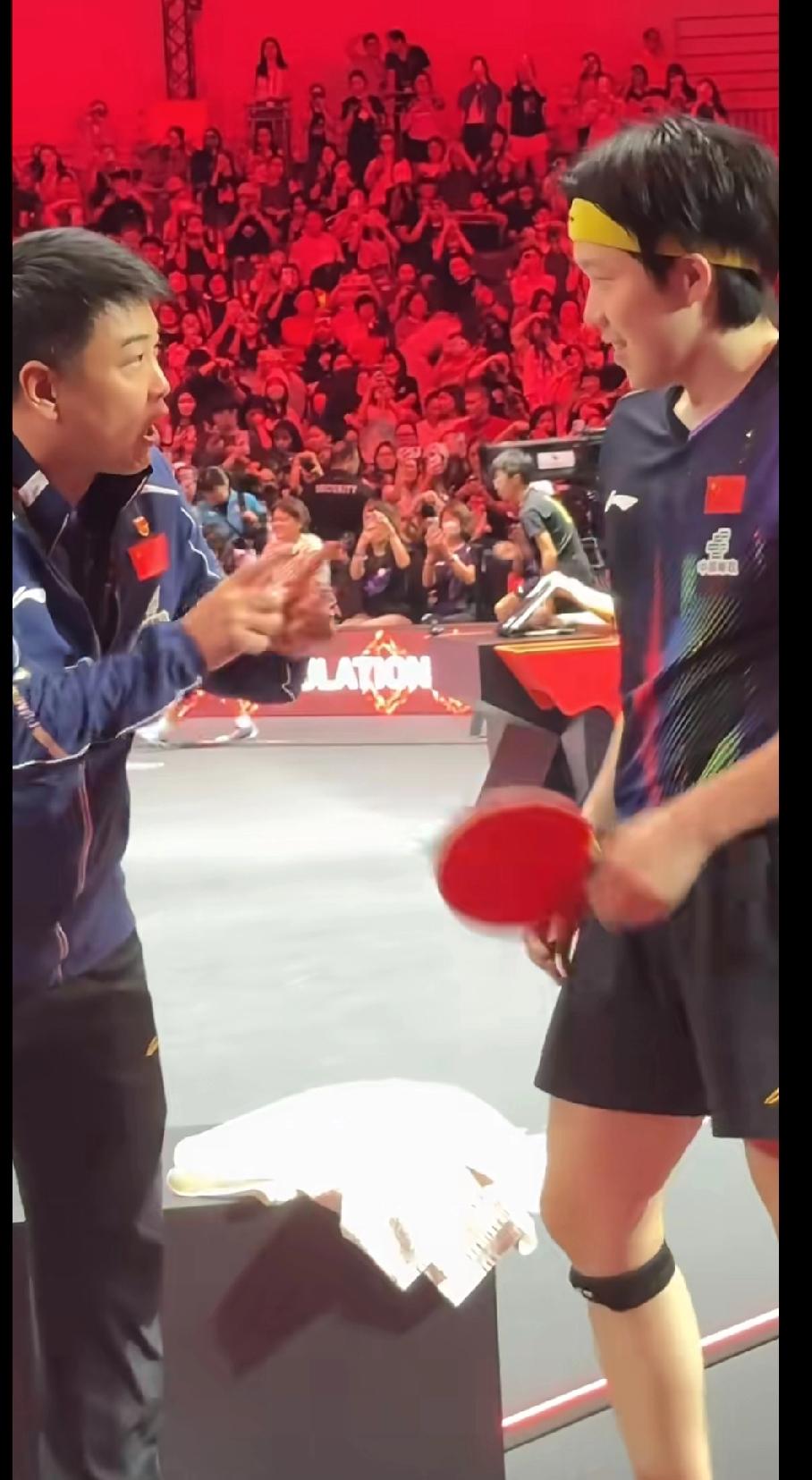 王皓教练的“幕后守护”，比金牌更暖WTT新加坡大满贯的赛场上，王楚钦赢下最
