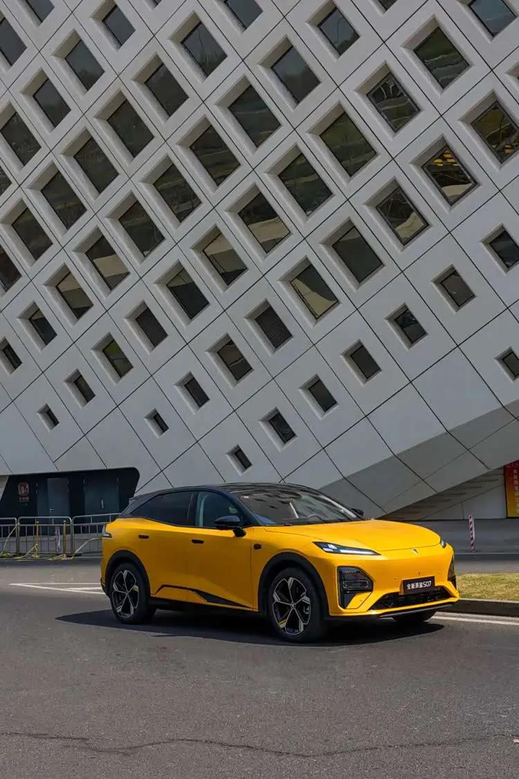 2025年国内车企销量非常亮眼，动不动就过百万:1.比亚迪，460.2万辆