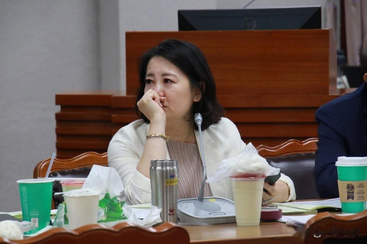 民进党立委吴思瑶昨天（6日）在社媒发文称，今天顺爆，但也累爆，思瑶姐姐的宵夜晚餐
