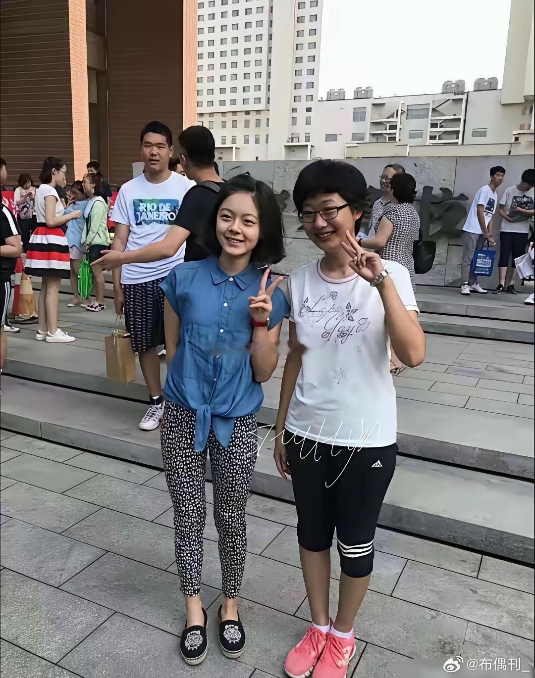 明星果然是明星！早期和同学们的合照完全不在一个图层里面。​​​