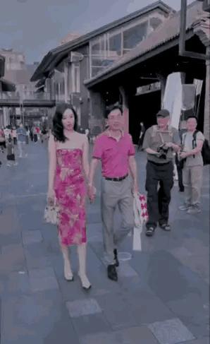 公园散步，意外拍到邻居妻子出轨。那天傍晚，我在小区公园漫步，偶然间瞥见一