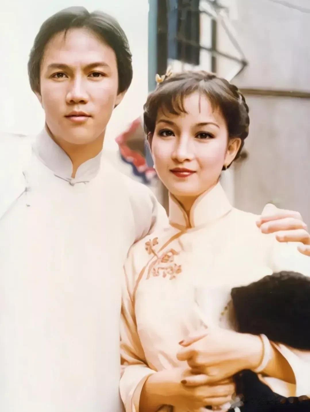 照片里这一对男女看起来很顺眼，也很般配。男人是扮演过霍元甲的黄元申，相信很多看