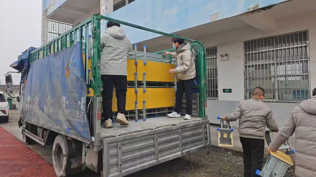 爱心接力！信阳三实小捐赠课桌椅助力黄新庄小学教育振兴