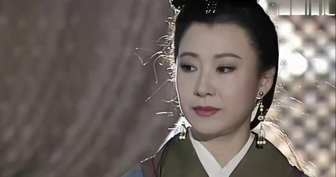 公元前599年，40岁寡居的夏姬正斜躺榻上陪侍陈灵公。陈灵公色眯眯看着她嬉笑道：
