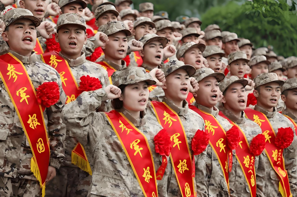 为什么现在好多人执意让孩子去当兵？你得仔细看看送孩子去当兵的是哪些人？并不富裕的