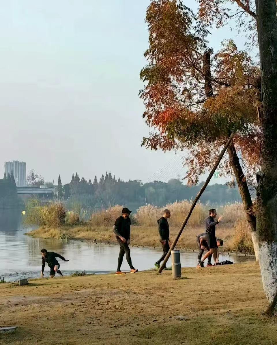 马克龙成都跑步，保镖不小心掉水里了！刚从北京访问完的马克龙随后到了成都，一早到