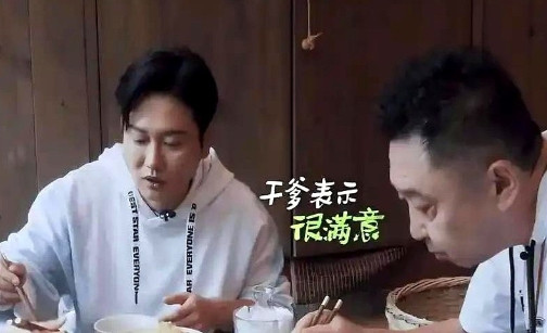 闫云达在直播中说：“于谦的节目《大谦世界》，为什么不用自己的徒弟冯阔洋当助理，而