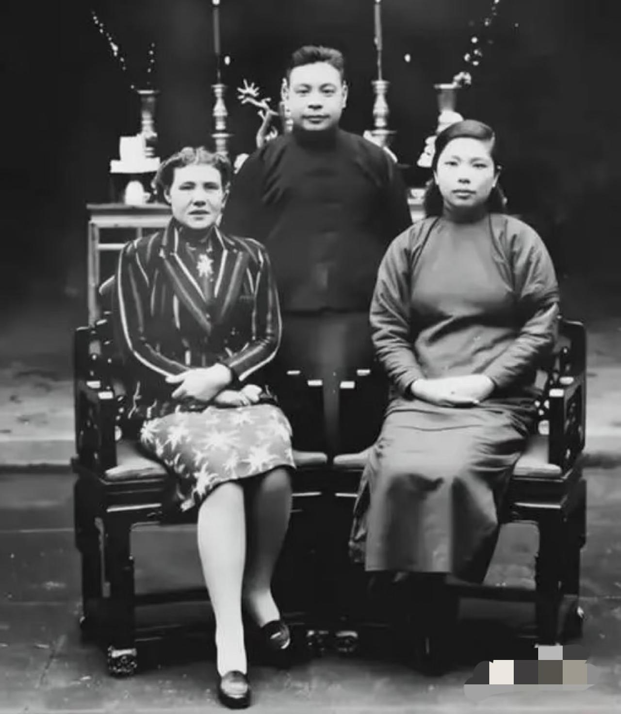 1948年杨森的女儿杨郁文，丈夫刚殉职半个月，和表哥蒋经国、表嫂蒋方良合影时，脸