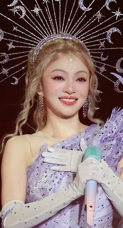 43岁的张韶涵演唱会状态超级好小时候看她就是这个样子现在毕业这么多年了她