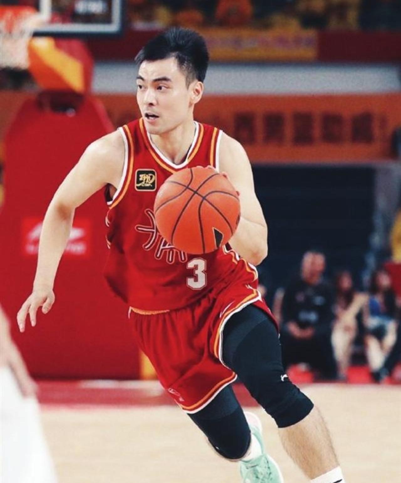 整体上：进攻端毫无战术可言，得分仍靠球员单打独斗、得一分磕磕绊绊