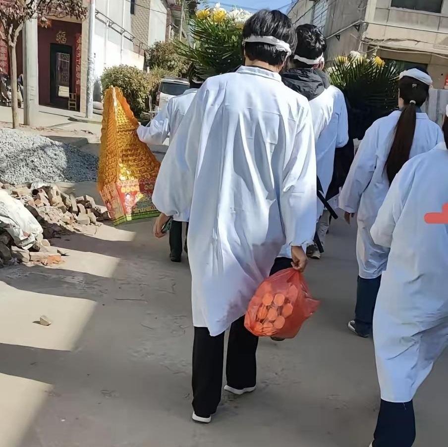 220万存款，最没出息的儿子分走140万，三个哥姐当场炸锅，律师再念一段话，全家