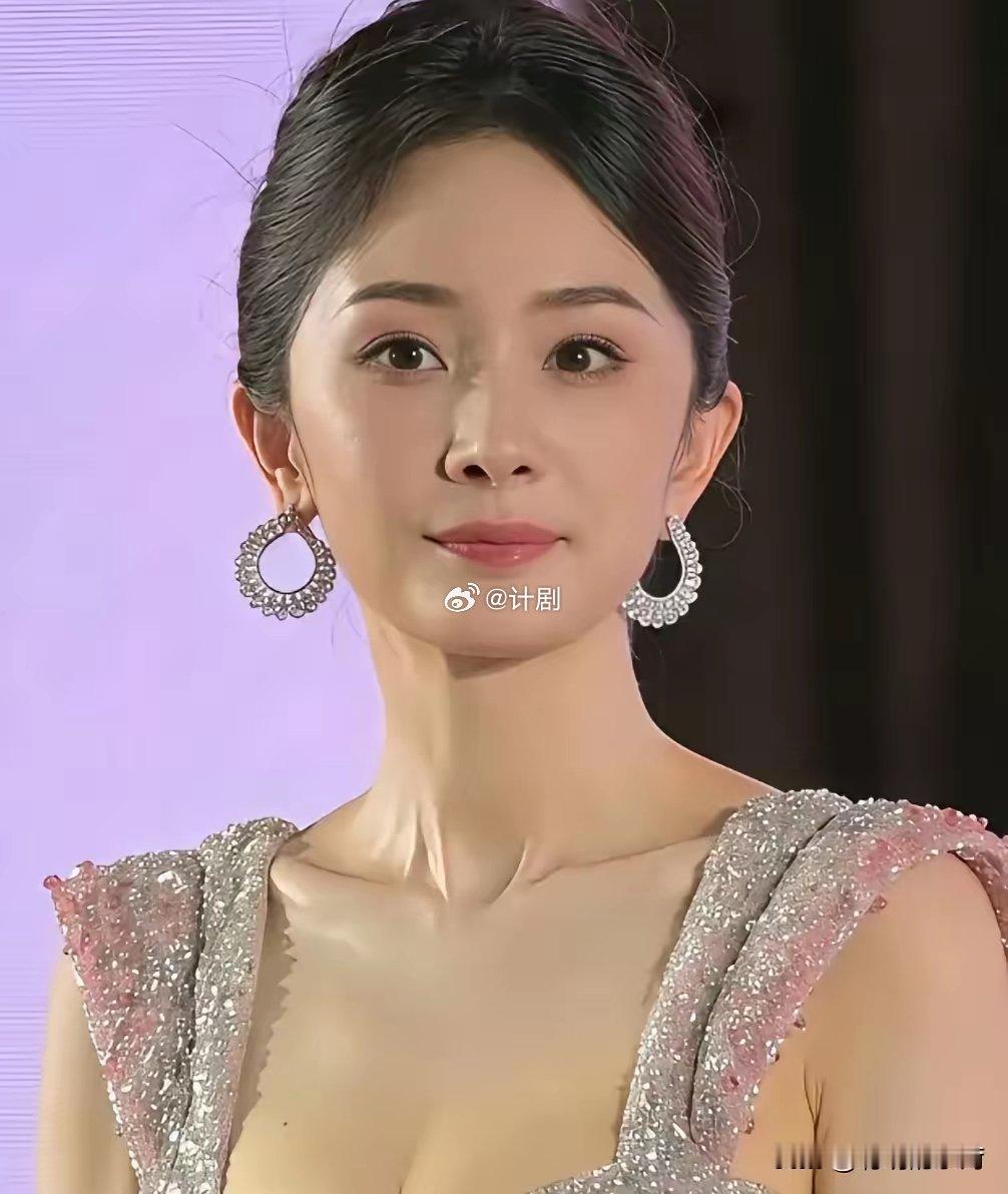 赵丽颖虽然在娱乐圈属于业务水平高的演员，有不少前辈各方面都超过赵丽颖的，赵丽颖就