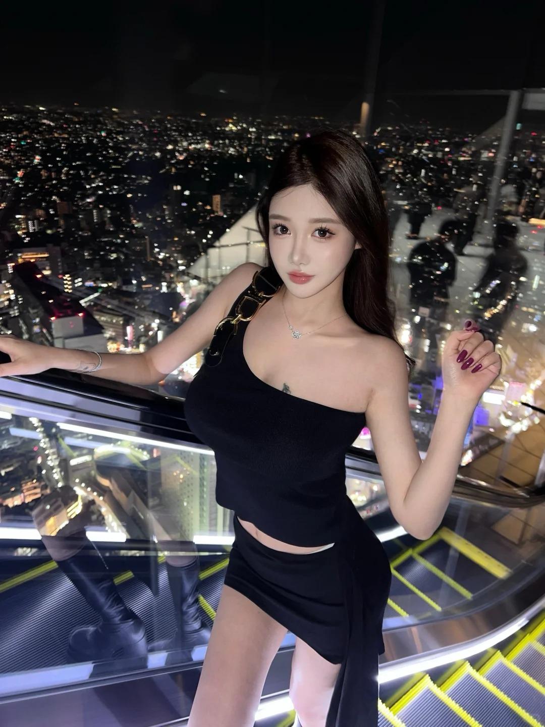 古典与优雅聚集一身的模特少女，身姿舒展如古绣承露的隽雅，不被比例桎梏却自有韵律，