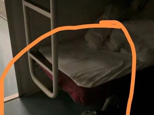 “太恶心了！”河南姑娘坐卧铺火车，半夜在下铺睡得好好的，陌生男人直接凑到床边脱裤