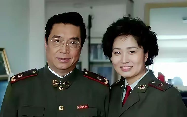 内娱遍地歌手，拥有家国风骨的文艺世家却十分难得，李双江一家堪称老牌军艺名门。四