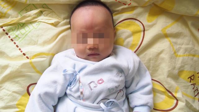 父母们不知道, 其实给孩子穿旧衣服会有很多不妥的地方