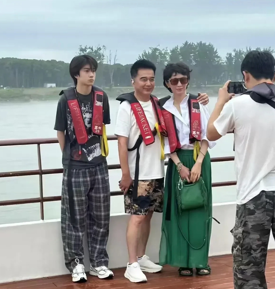 第一次见许亚军的老婆，不得不说，他老婆虽然不是很漂亮，但是气质真好啊。[玫瑰