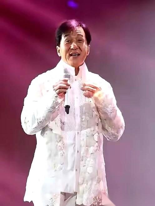 刷到个消息，说72岁的成龙要拍《尖峰时刻4》。我愣了三秒。第一反应：假的吧？