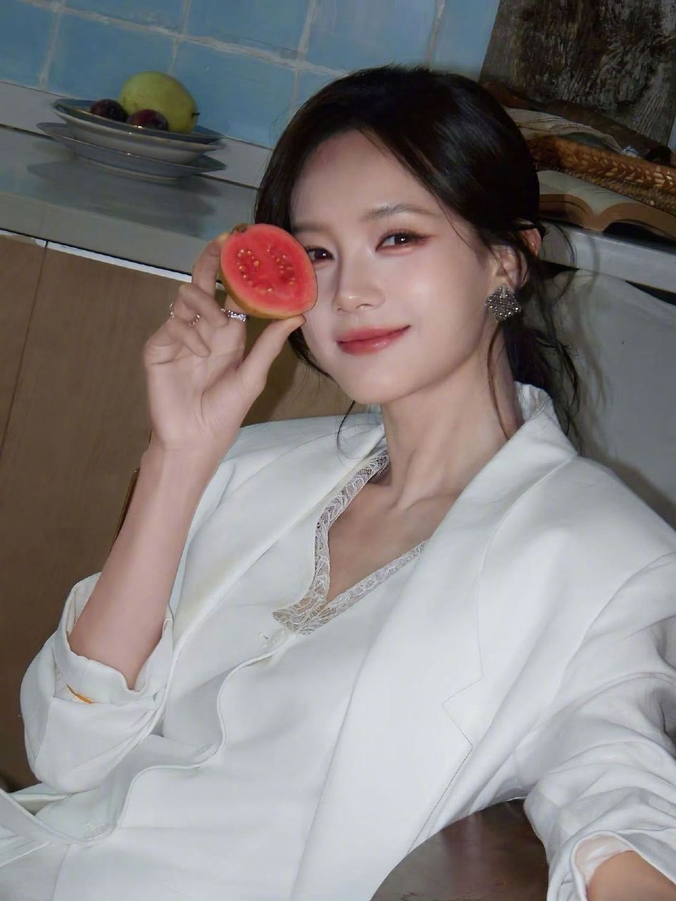 谁把李一桐挤成这样了哈哈，这“挤”字用得也太有画面感了！明明是颜值爆棚把镜头都挤