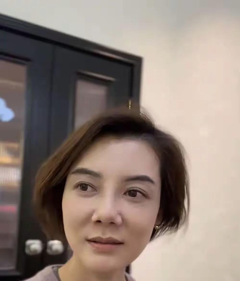 其实她并不难看，但整个脸唯一的短板就是鼻子了，感觉还真不如她的妈妈好看。发型也