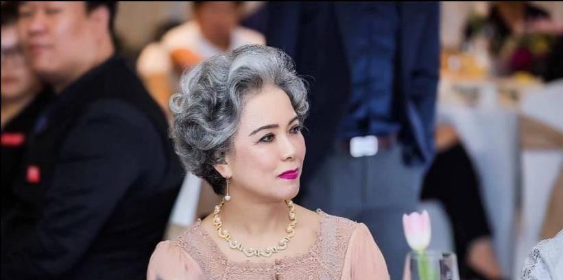 已经是67岁的歌唱家金曼老师。