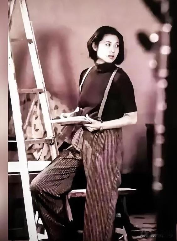 倪萍的艺术家气质真不是白给的，一个回首投目的动作就成了经典，漂亮优雅是人家表演的