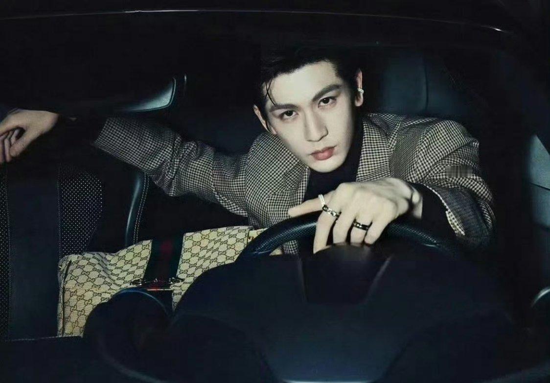 其实他太眉压眼了，所以看着就不够舒展