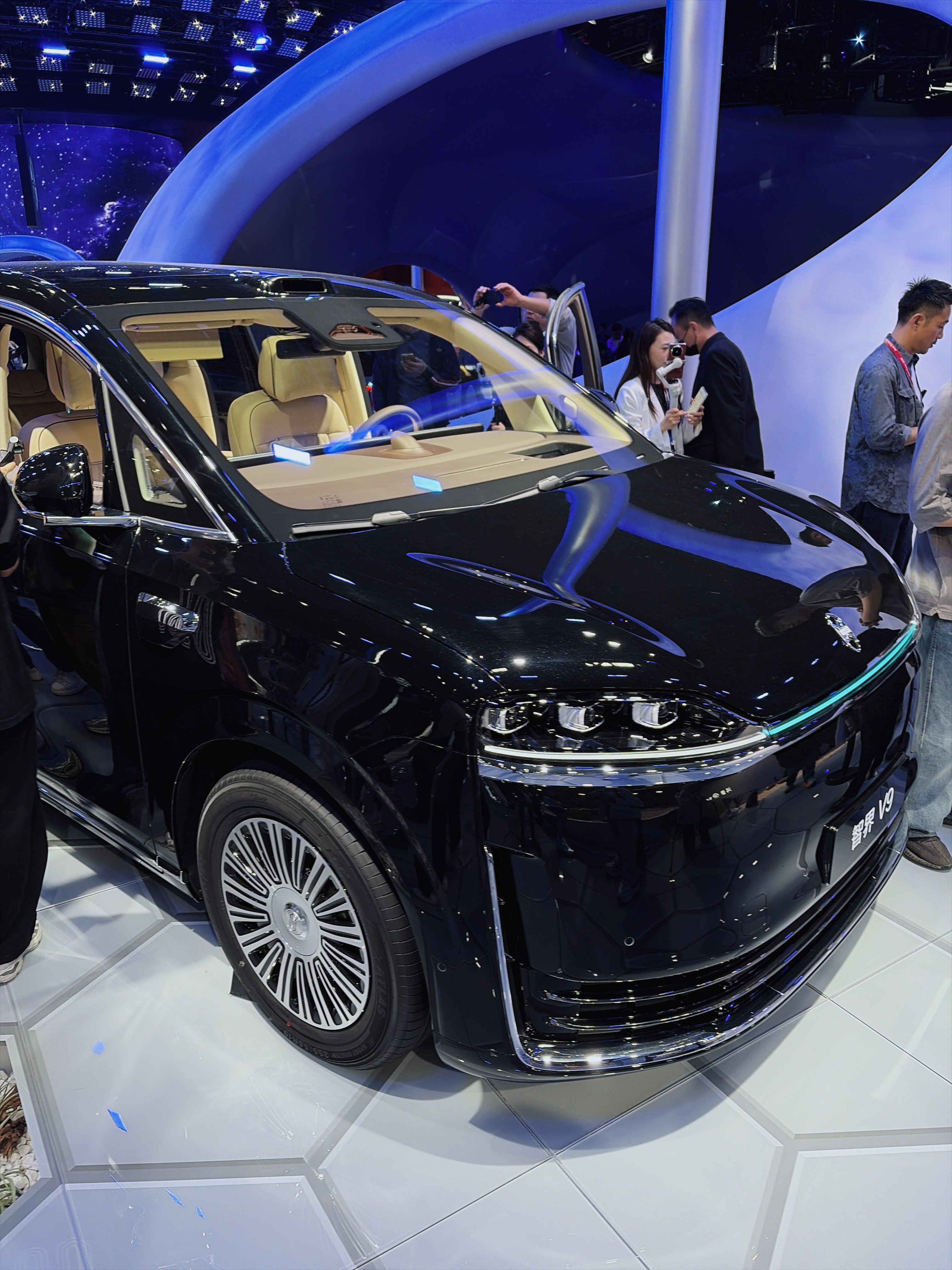 📮智界V9是今天我在北京车展看到围得最实诚的MPV。永远有人在排队等着上车体验
