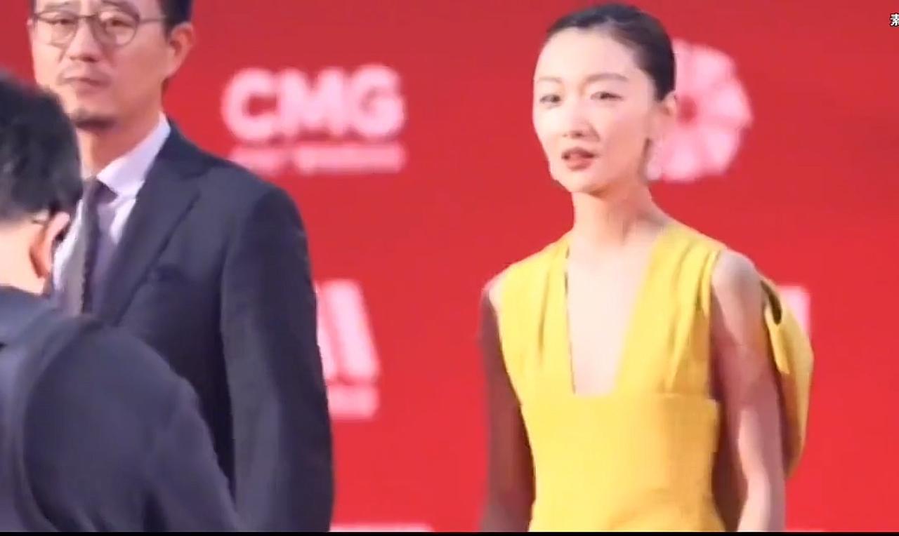 周冬雨真的很爱穿性感礼服感觉她应该是无所畏惧了用自己的实力来告诉大家没身材