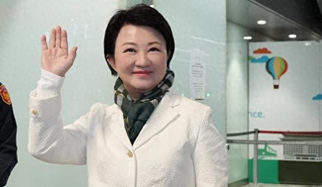 卢秀燕去“访美”，看下这个出发的合影，就能了解国民党“独台思想”的严重。这些抱美