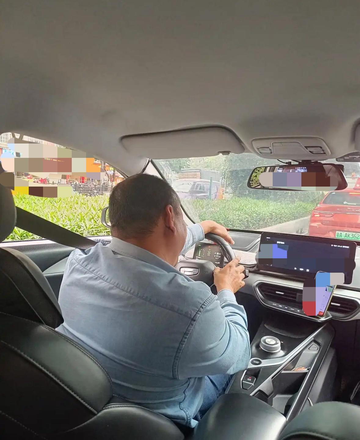 前几天坐网约车，我喊驾驶员“师傅”，五十多岁的驾驶员不高兴了，说我不够尊重他。