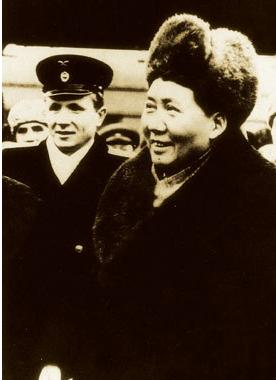 1949年，毛主席去苏联访问，看到了令他愤怒的场景：苏共高官的宴会上，他们吃喝