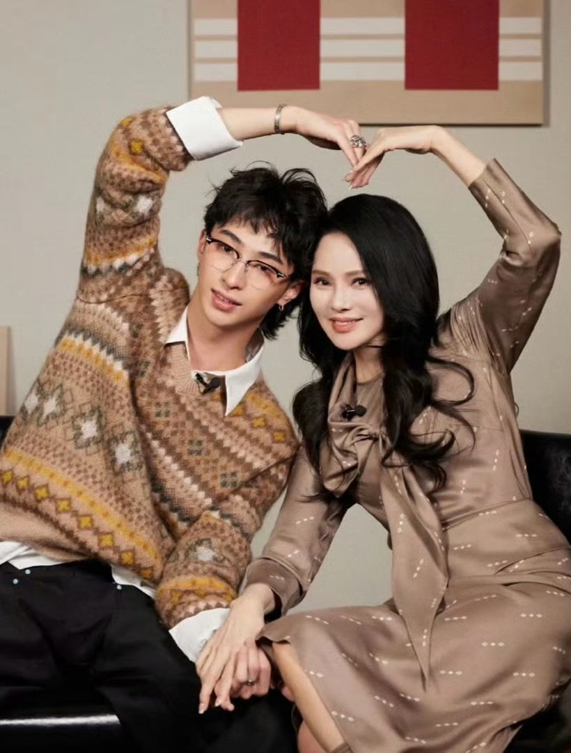 伊能静送恩利上幼儿园陪读了15天我们的爸爸伊能静陪读15天，用陪伴治愈孩子和