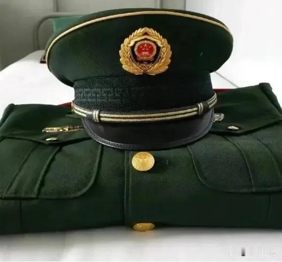 退役和退伍看着像，实际上差得远。退伍就是服完兵役回家，部队给点退伍证、退役金，生