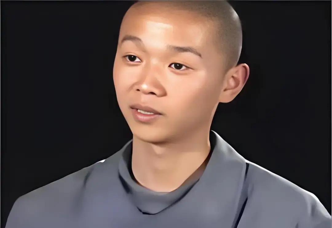 2010年，安徽17岁少年陈默放学回家，撞见母亲趴在村霸身上，而父亲正蹲在一边看