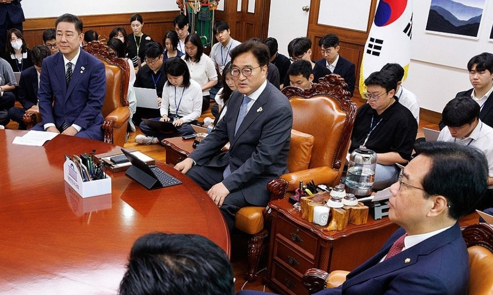 韩国国会要吵翻天啦韩国国会简直像个菜市场！两党为了抢地盘