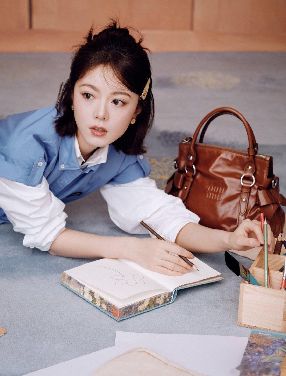 赵今麦蓝调文艺范赵今麦我的靠谱学姐蓝调文艺氛围直接封神！赵今麦这身造型干净又治