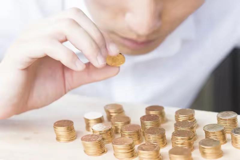 男子赚350万只说有3万，哥哥上门要10万，男子一张银行卡让全家傻眼35岁