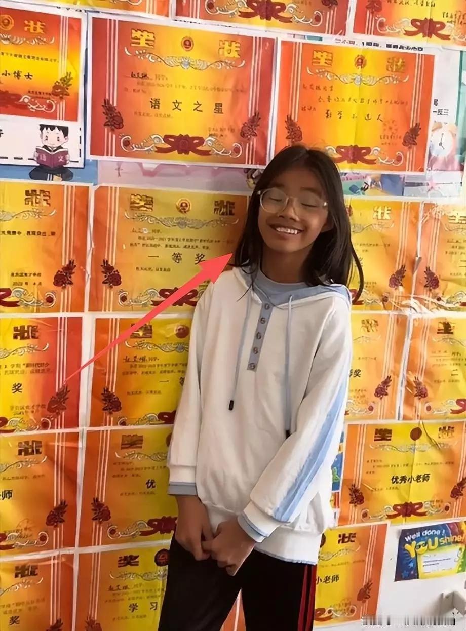 就有个女孩晒满墙奖状挑衅有钱人，网友都说她“学习学傻了”。现实里还真有不少这样努