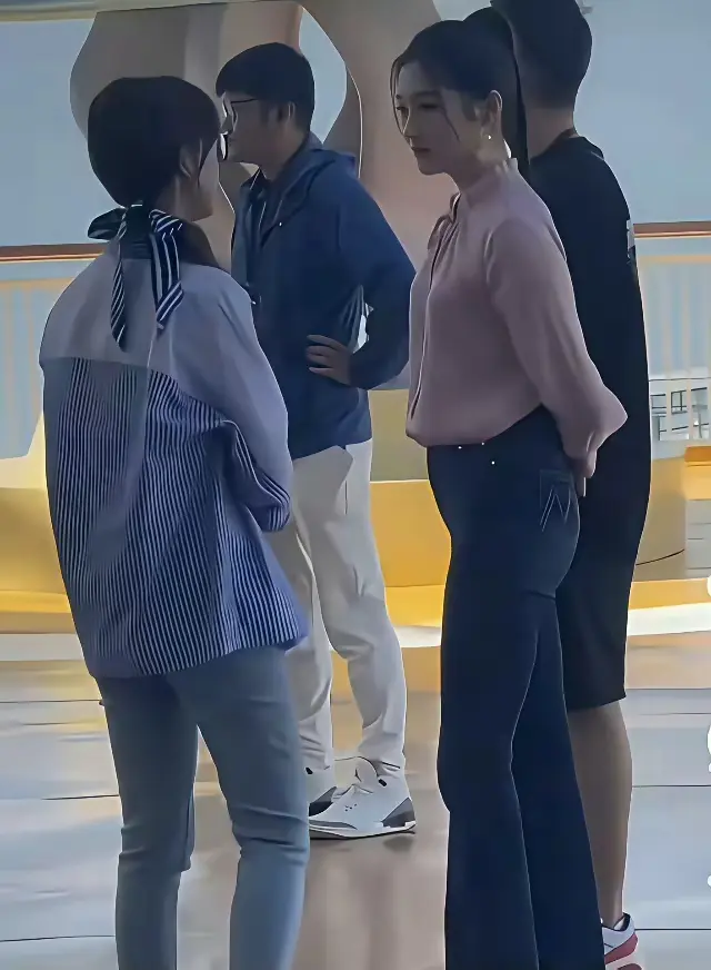 第一次直观关晓彤的身材，这种比例是正常的吗？这腿也太长了！