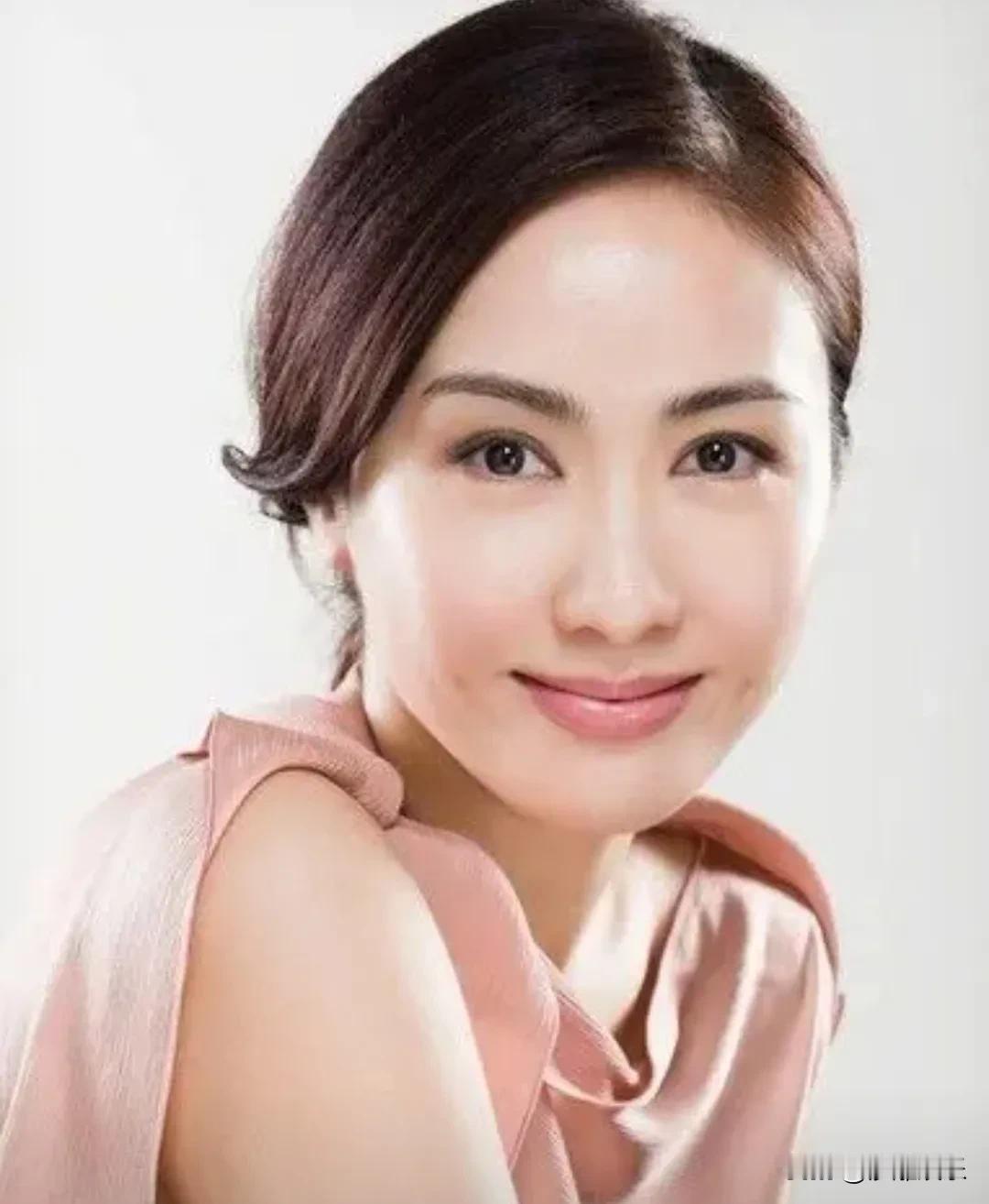 黎姿，冲上热搜！2月24日，黎姿上了热搜，这回不是靠冻龄美貌，而是她作为女老