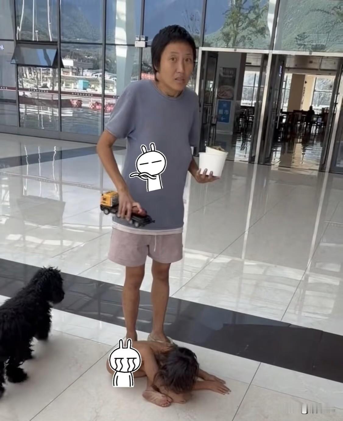 刷到野人小孩，别光盯着没穿衣服的娃了，旁边那位女士才更该被留意！以前农村