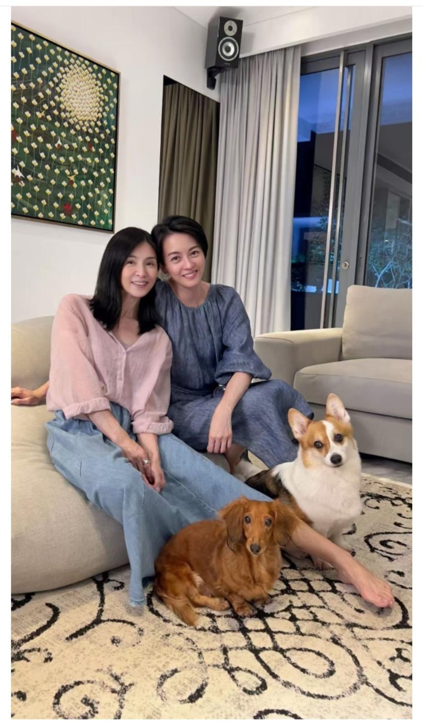 杨采妮，这么宽的脚丫子露出来有点拉低颜值。