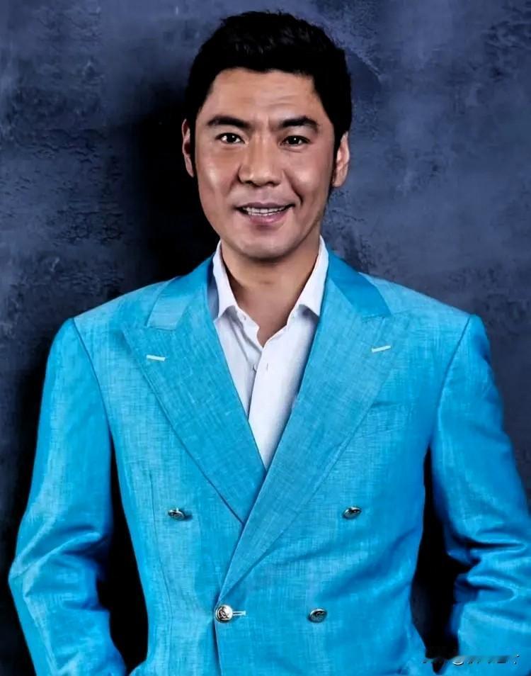 刚刷到屠洪刚的家事，我真是胸口堵得慌他的亲大儿子在美国求学期间，学费需要依靠