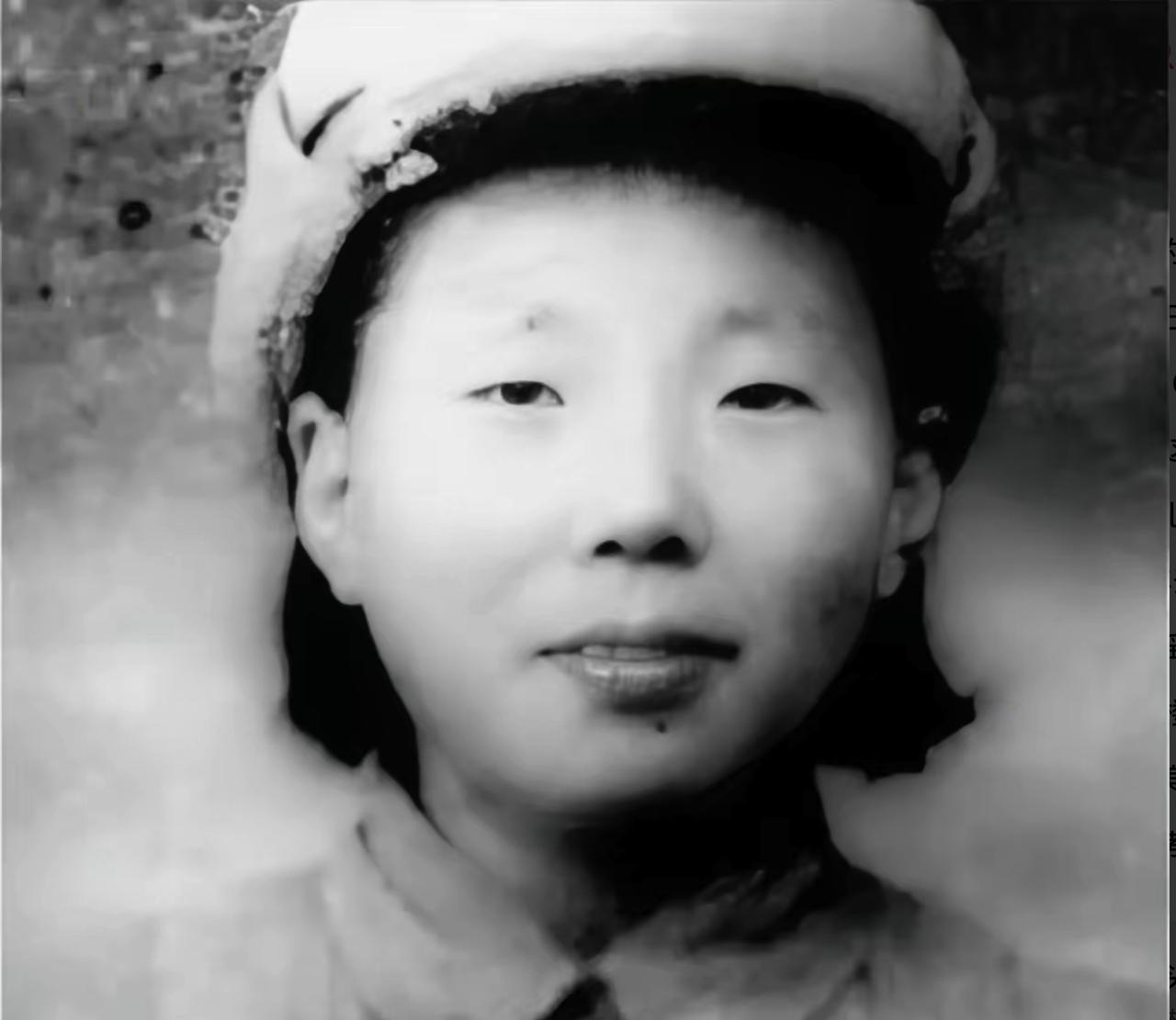 1945年，八路军战士被俘，日军把她关在一个老乡家里。半夜，老乡悄悄溜进屋，压低