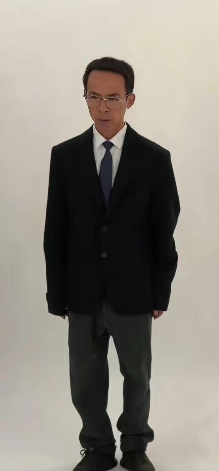 鸡排哥不炸鸡排了，炸的是流量。西服一穿，安保一列，排队的不是吃鸡排，是看热闹。