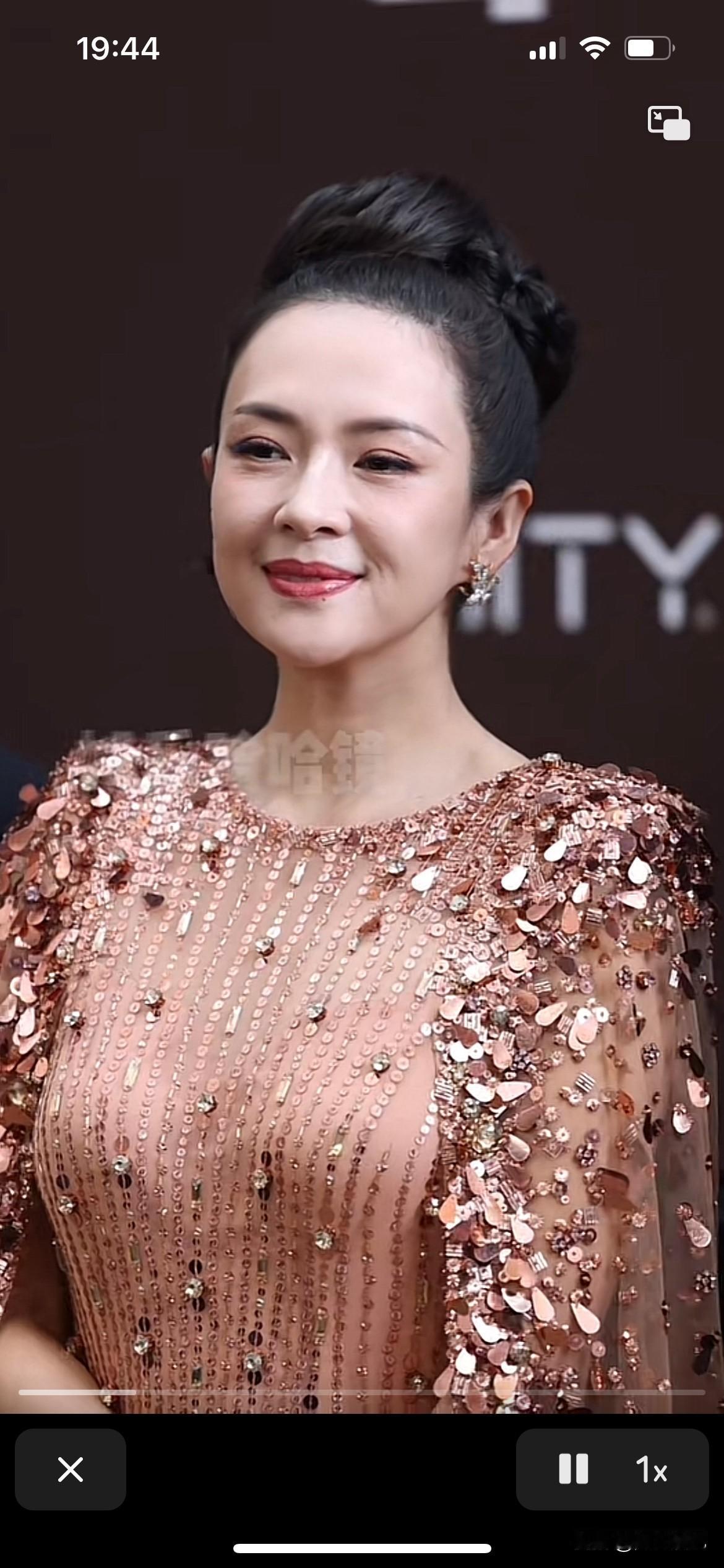 章子怡老师也逃不出岁月的追赶，这张脸明星脸一下子就垮下来，也只能顺其自然，老了是