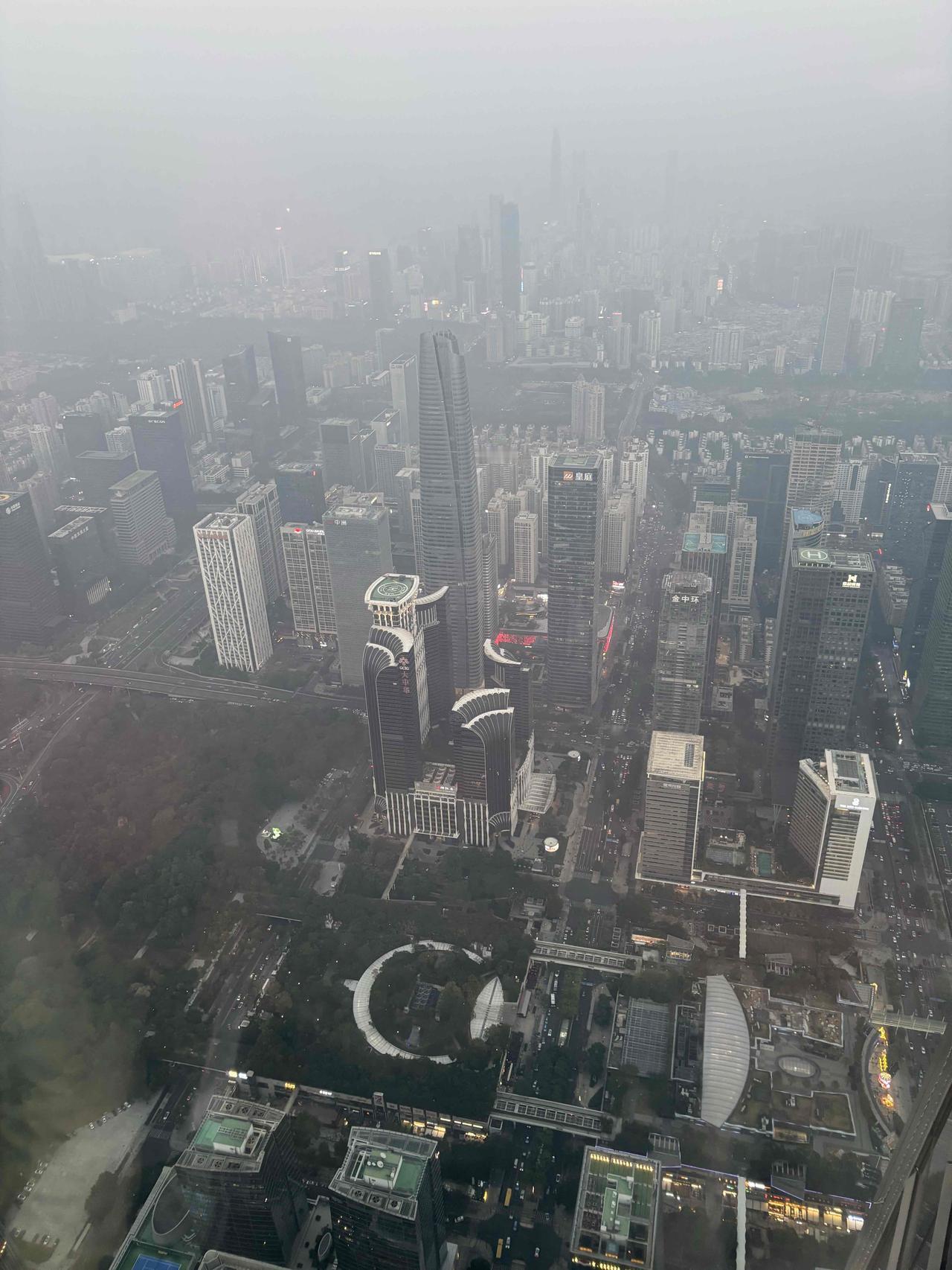 昨天总算占了一回教师资格证的便宜！为了带女儿爬上世界第六高楼—-深圳平安金融中