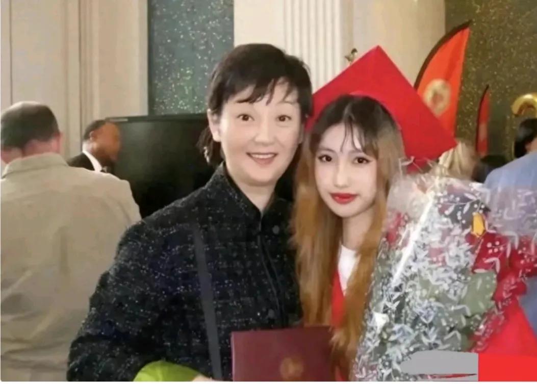 近日，著名演员徐帆赴美，养女徐朵高中毕业啦。养母徐帆见证了养女徐朵的重要时刻。