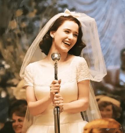 刷到好莱坞女星温妮·奥尔顿·戴维斯在纽约曼哈顿街头被车撞身亡的消息，忽然觉得她要